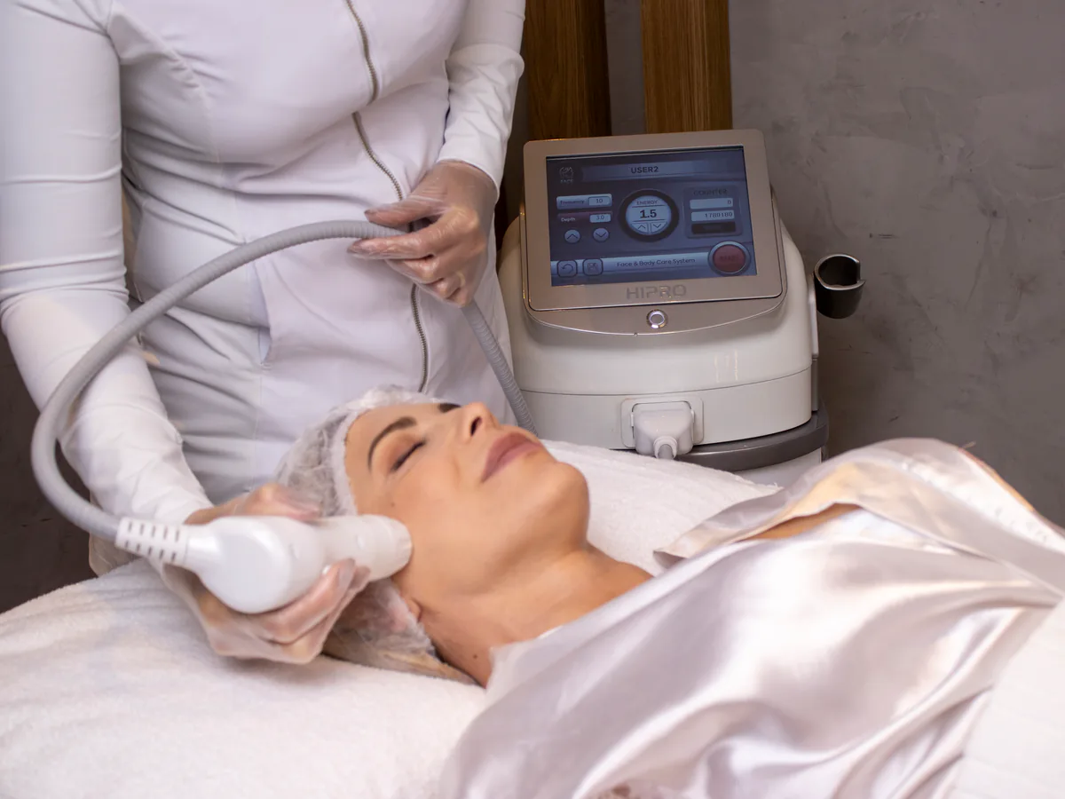 Atendimento facial personalizado no protocolo Hi Lift da BAUMI.