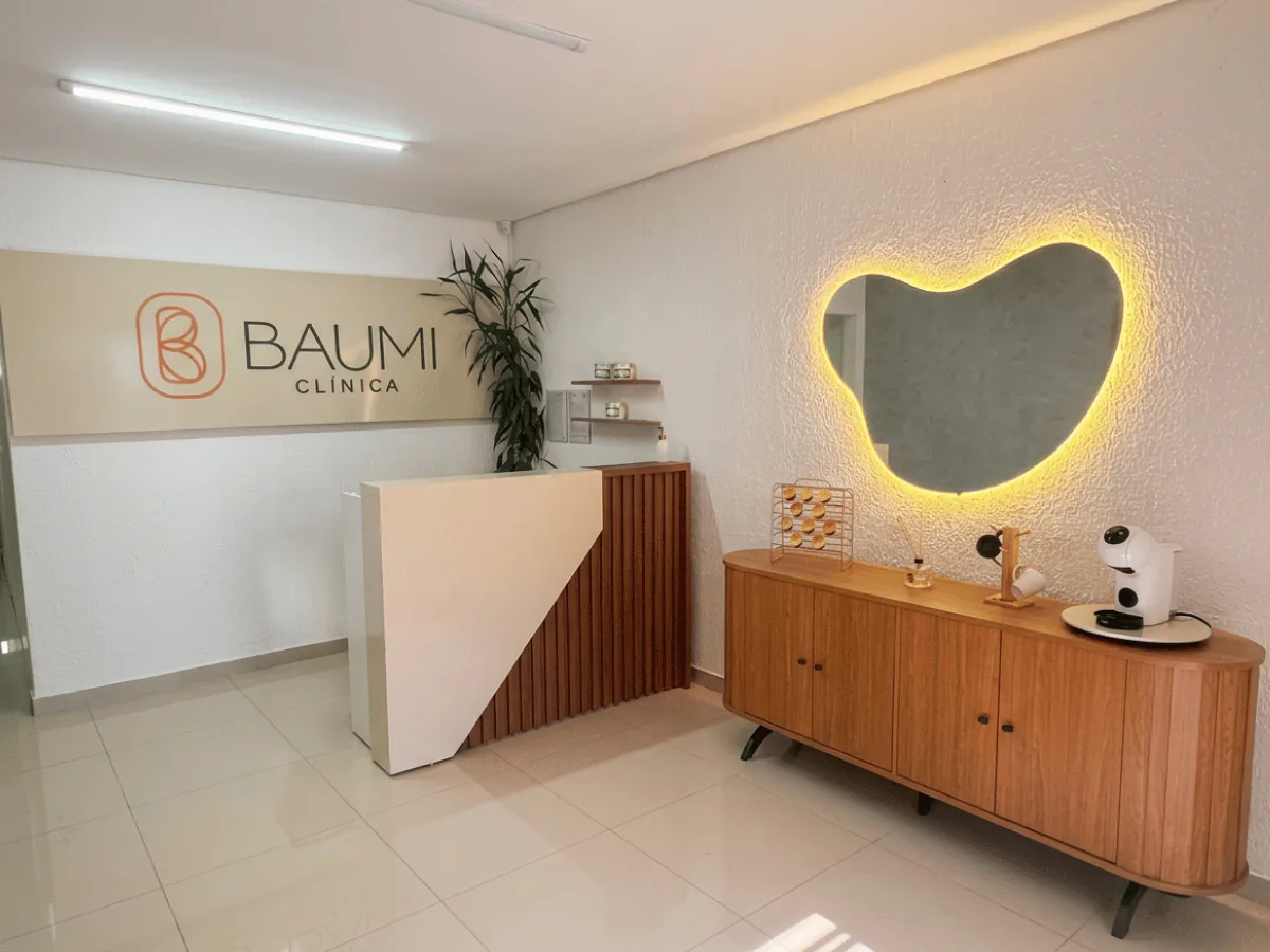 Recepção da Baumi Clínica em Cascavel, com ambiente acolhedor e identidade da marca.